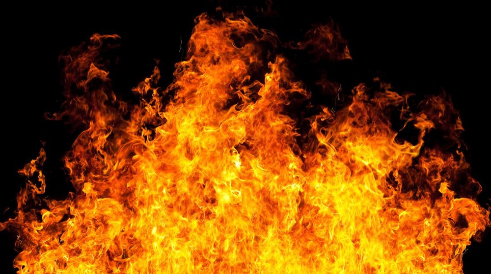 Aksi Brutal! Mobil Polisi Dibakar Massa Gegara Penangkapan Ini