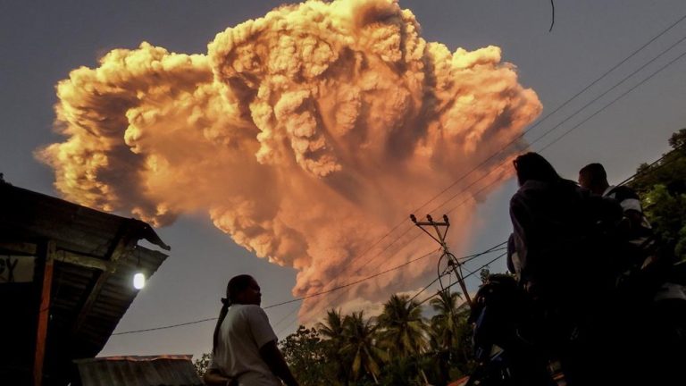 Gunung Lewotobi Meletus Dahsyat! Warga Sekitar Diimbau Waspada!