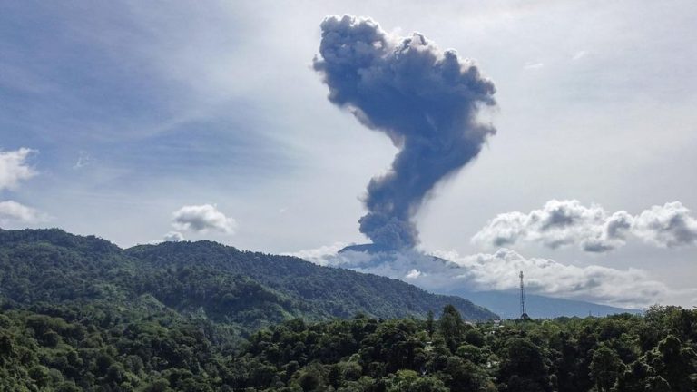 Ledakan Dahsyat! Gunung Marapi Muntahkan Api!