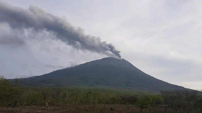 Gunung Ili Meletus! Lava Pijar Terpancar!