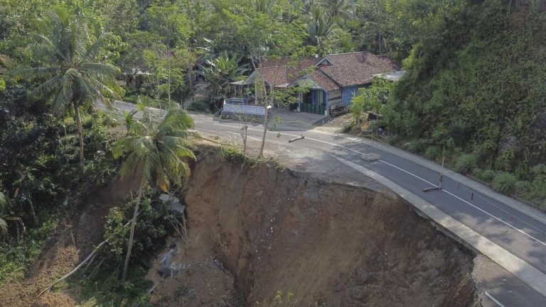 Detik-Detik Dramatis! Pria Selamat dari Kuburan Tanah Longsor Ambon