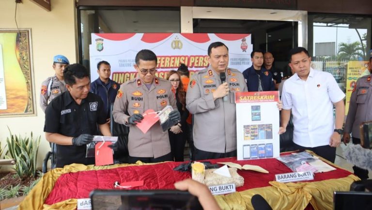 Gerebek Pasar! Bandar Togel Terbongkar! Gerebek Pasar! Bandar Togel Terbongkar!