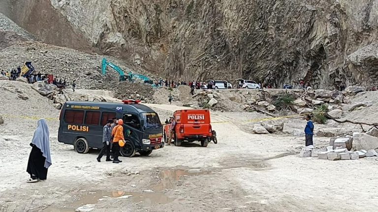 Misteri Gunung Kuda: Longsor Maut & Kisah Sejarah Terkubur! Misteri Gunung Kuda: Longsor Maut & Kisah Sejarah Terkubur!