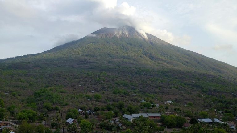 Gunung Ili Lewotolok Meletus! Lava Pijar Terpancar!