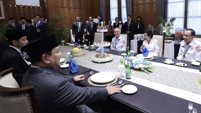 Salaman Hangat Gibran-Try Sutrisno: Isyarat Damai Usai Isu Pemakzulan? Salaman Hangat Gibran-Try Sutrisno: Isyarat Damai Usai Isu Pemakzulan?