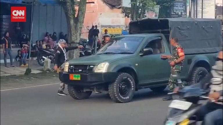 Aksi Tendang Mobil TNI, Ormas Minta Maaf!
