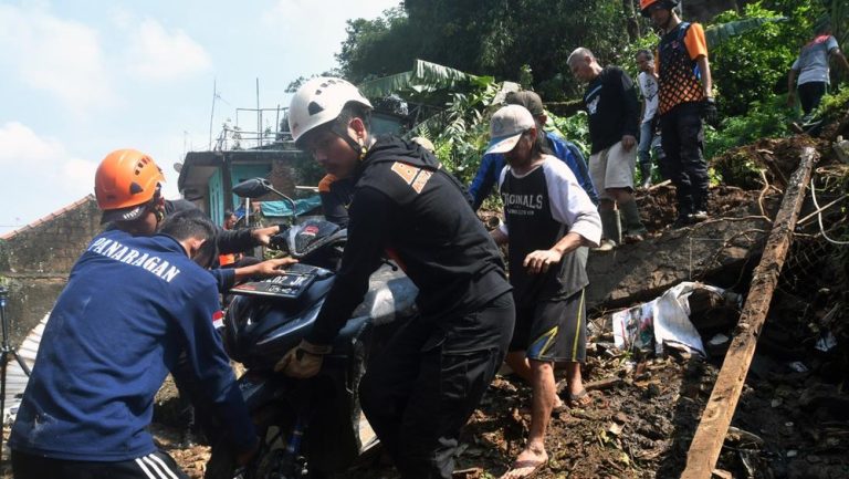 Tragis! PNS Hilang Terseret Longsor Saat Mancing di Bogor Tragis! PNS Hilang Terseret Longsor Saat Mancing di Bogor