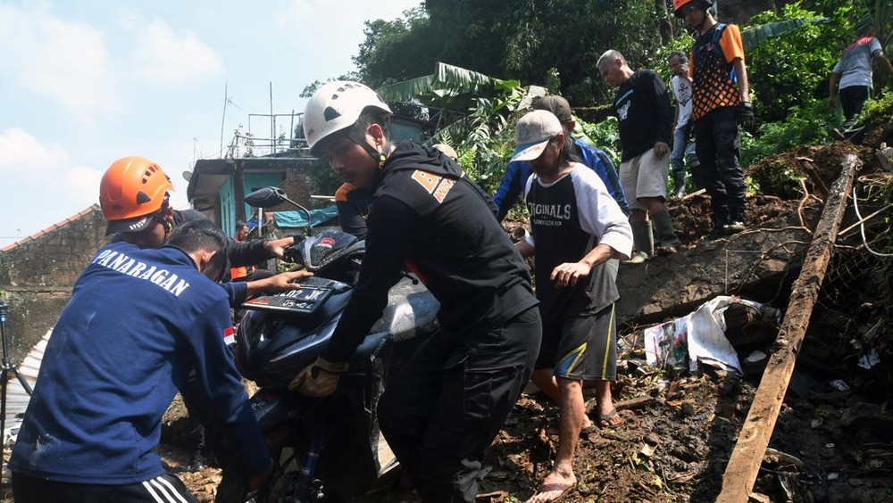 Tragis! PNS Hilang Terseret Longsor Saat Mancing di Bogor