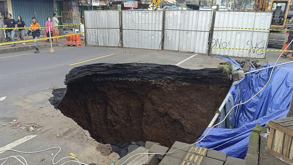 Lubang Maut di Bali! Jalan Nasional Ambles Gegara Hujan Deras!