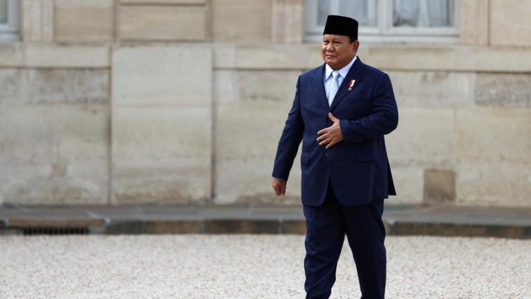 Prabowo Ungkap Alasan Sering ke Luar Negeri, Jokowi Tersenyum!