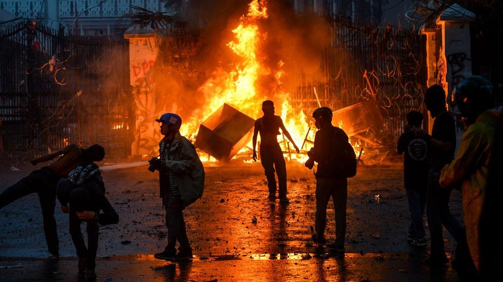 Mencekam! Polsek Jatinegara Diserang, Api Berkobar Bakar Motor!