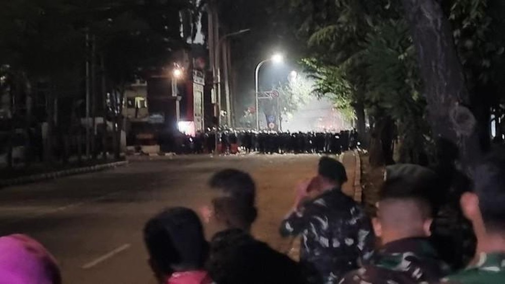 Kwitang Memanas! Massa Nekat, Aparat Siaga 1 di Mako Brimob!