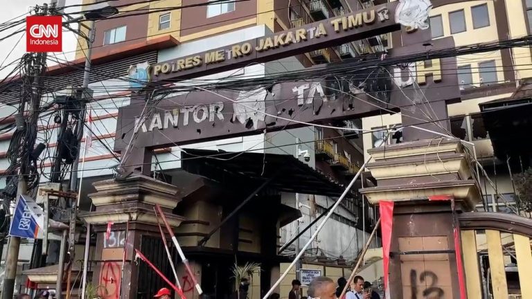Kantor Polisi Jakarta Timur Hancur Lebur! Ada Apa Ini?