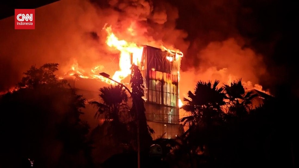 Geger! Gedung DPRD Makassar Hangus Dilalap Api, Ada Apa?