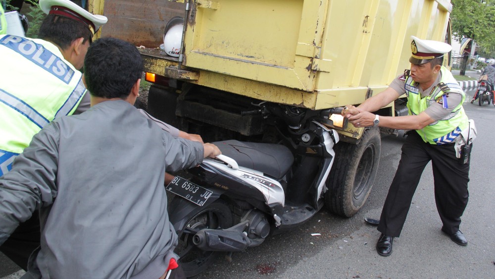 Tragis! 3 Pelajar SMP Tewas Terlindas Truk Maut