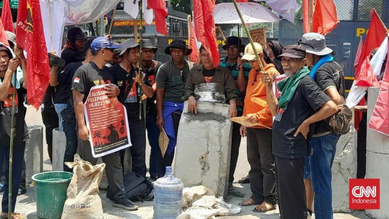 Petani Nekat! Cor Diri di Patung Kuda, Ada Apa? Petani Nekat! Cor Diri di Patung Kuda, Ada Apa?