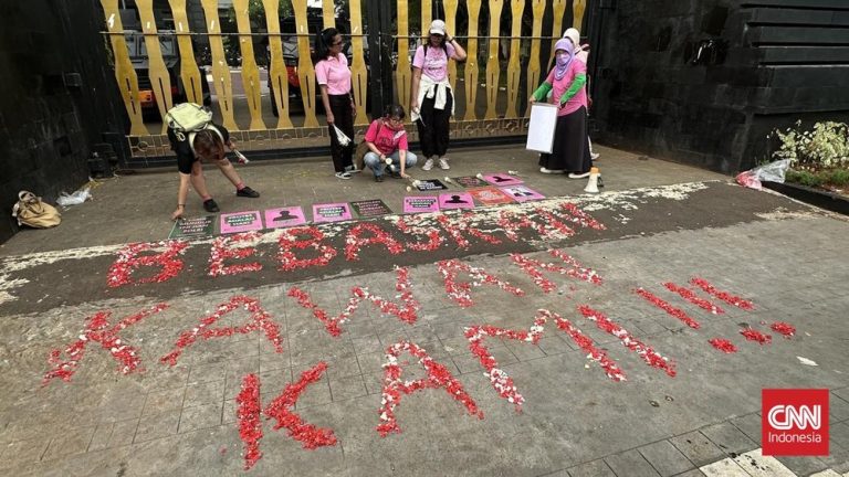 Aktivis Perempuan Tabur Bunga di Polda: Bebaskan yang Ditahan!