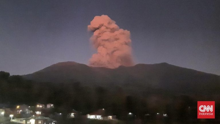 Marapi Mengamuk! Semburkan Abu Setinggi Gedung Pencakar Langit!