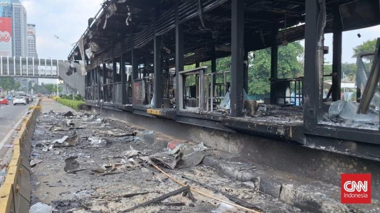 Demo Berujung Petaka! 22 Halte TransJakarta Hancur Lebur!