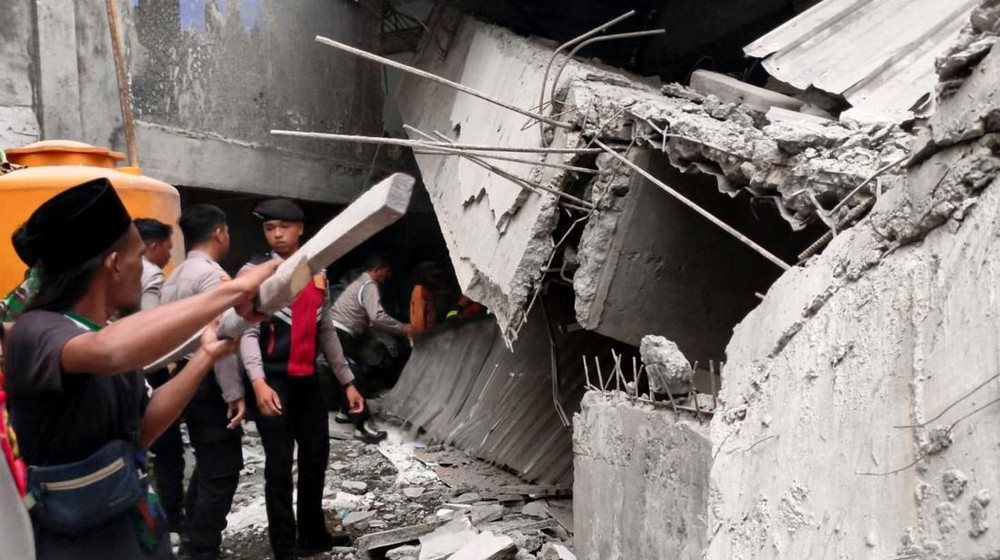 Tragedi Sidoarjo: Musala Ambruk saat Salat, Santri Terjebak!