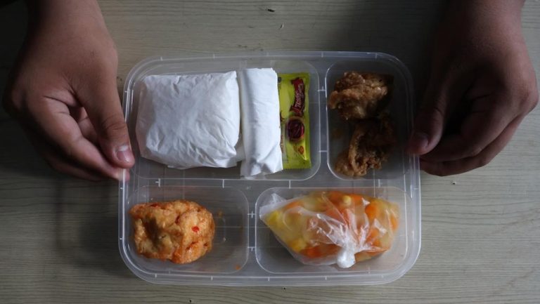 Makan Bergizi Gratis Mandek! Siswa Makassar Gigit Jari