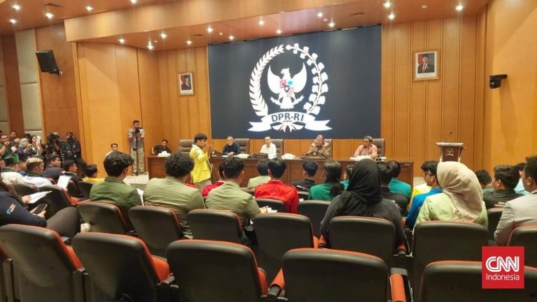 Dasco Didamprat! Mahasiswa Minta Kapolri Bebaskan Demonstran