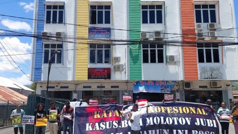 Setahun Kasus Molotov Jubi: Jurnalis Papua Tagih Janji Polisi! Setahun Kasus Molotov Jubi: Jurnalis Papua Tagih Janji Polisi!