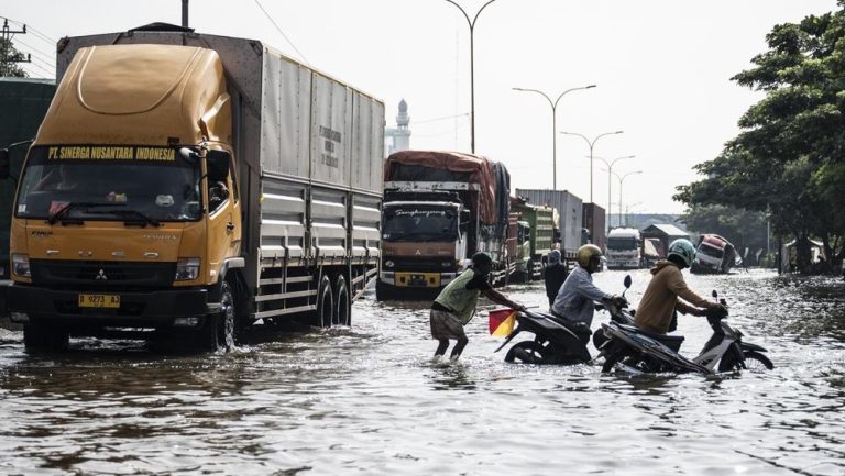 Semarang Lumpuh! Puluhan Ribu Warga Jadi Korban Banjir Semarang Lumpuh! Puluhan Ribu Warga Jadi Korban Banjir