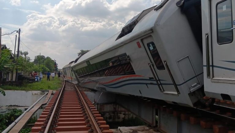 KA Anjlok! 8 Perjalanan Kereta Api Dibatalkan, Penumpang Gigit Jari KA Anjlok! 8 Perjalanan Kereta Api Dibatalkan, Penumpang Gigit Jari