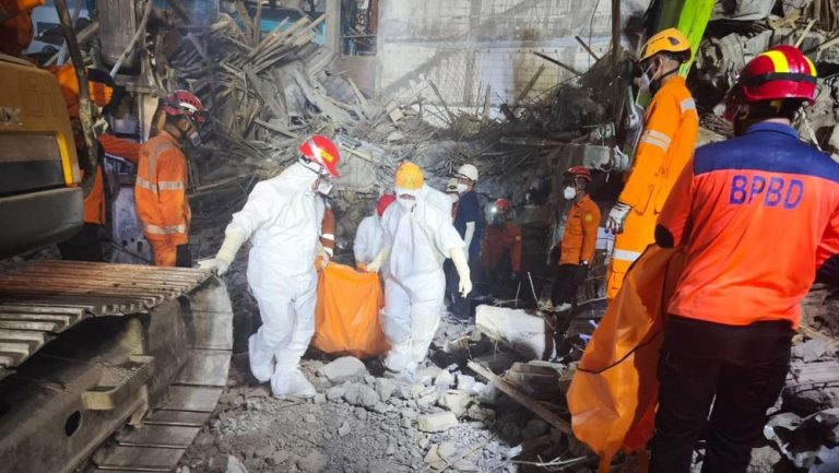 Tragedi Ponpes Sidoarjo: 46 Nyawa Melayang, Potongan Tubuh Ditemukan! Tragedi Ponpes Sidoarjo: 46 Nyawa Melayang, Potongan Tubuh Ditemukan!