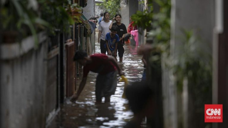 Jakarta Lumpuh! Puluhan RT Tenggelam Diterjang Banjir Kiriman Jakarta Lumpuh! Puluhan RT Tenggelam Diterjang Banjir Kiriman