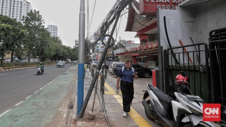 Tebet Darurat Listrik! Tiang Miring Ancam Nyawa Warga? Tebet Darurat Listrik! Tiang Miring Ancam Nyawa Warga?