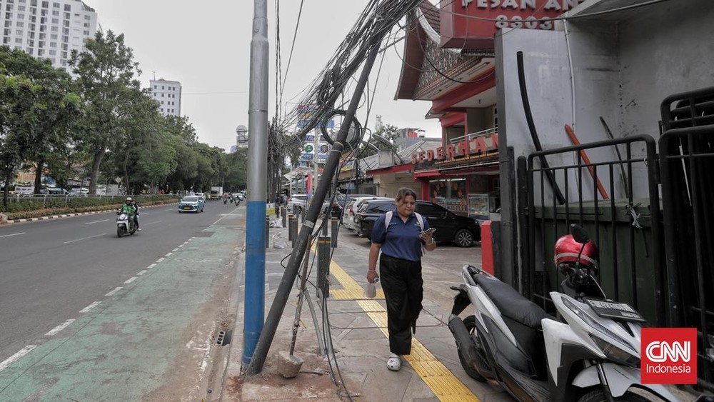 Tebet Darurat Listrik! Tiang Miring Ancam Nyawa Warga?