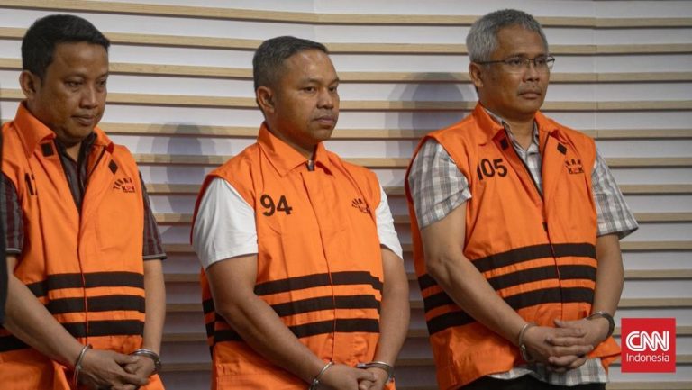 KPK Geledah Rumah Gubernur Riau 8 Jam! Ada Apa? KPK Geledah Rumah Gubernur Riau 8 Jam! Ada Apa?