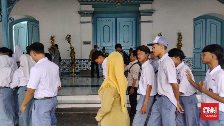 Keraton Solo Buka Pintu! Warga Berbondong Layat Raja PB XIII