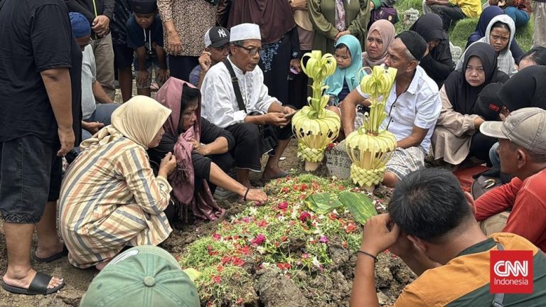 Tangis Pecah! Pemakaman Reno, Demonstran yang Ditemukan Jadi Kerangka