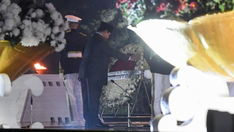 Prabowo Pimpin Renungan Suci, Kirim Doa untuk Pahlawan!