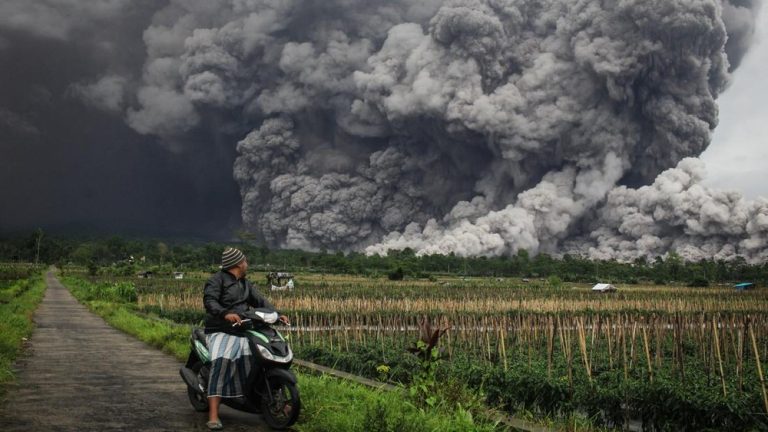 Semeru Kembali Menggila! Warga Wajib Tahu Zona Bahaya Ini Sekarang!