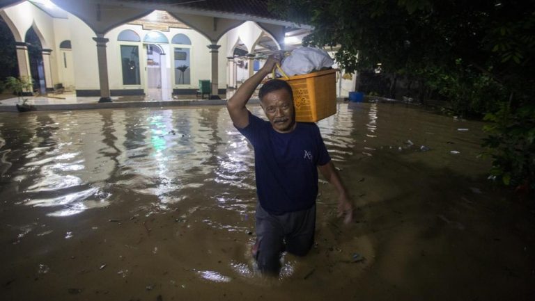 Cirebon Lumpuh Total! Banjir Dahsyat Hanyutkan Gudang Toserba!