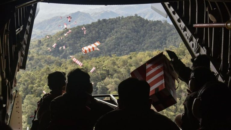 Bantuan Banjir Dihambur dari Heli? TNI Ubah Taktik!