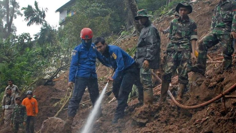 Longsor Cisarua: Benarkah Ada Anggota TNI Jadi Korban Hilang?