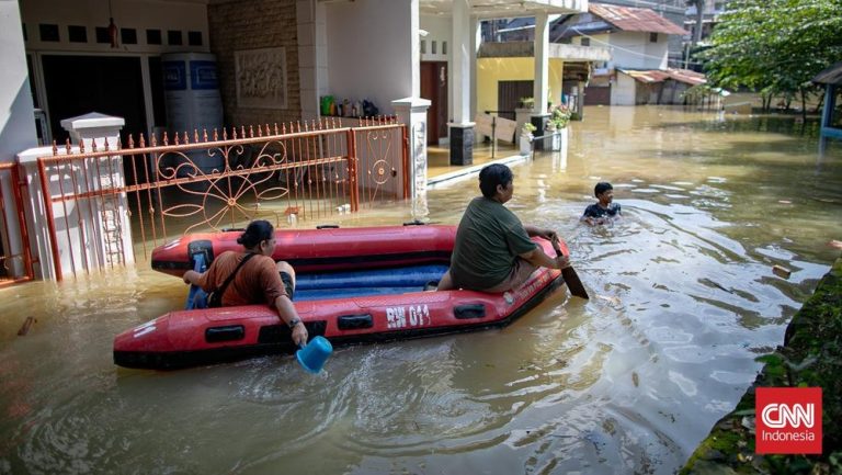 Miris! Pengungsi Banjir Bidara Cina Dihantam Penyakit di Pengungsian