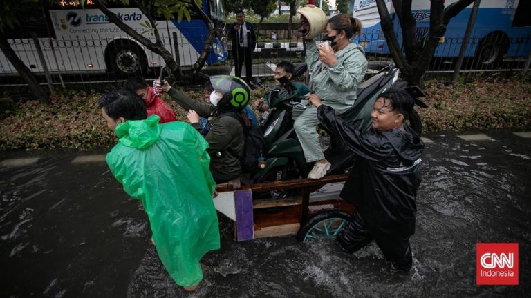 Jakarta Tenggelam! Banjir Landa Ratusan RT, Jalan Lumpuh!