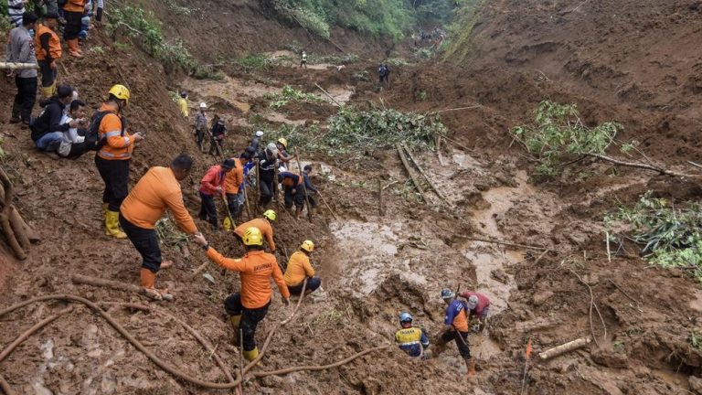Bikin Merinding! Ngarai Sianok Ambles 120 Meter, Begini Nasib Petani