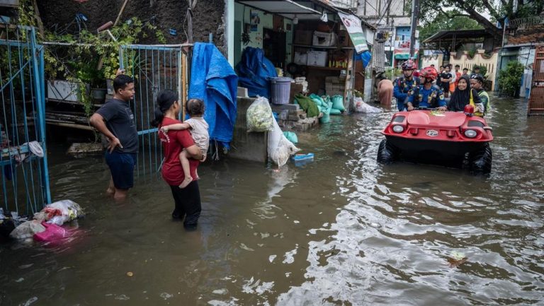 Jakarta Terkepung Banjir! Ratusan Jiwa Mengungsi, Ini Titik Terparah!