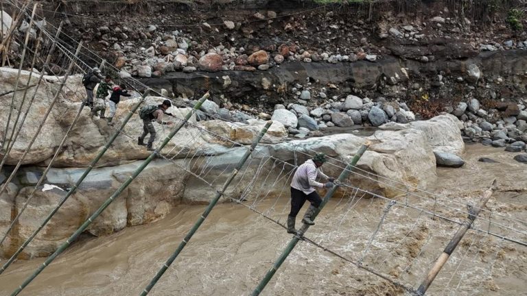 Ngeri! Jembatan Gantung Vital Mamuju Roboh Saat Diperbaiki, Warga Luka!