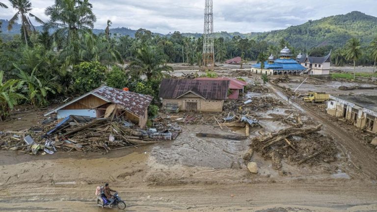Maninjau Mencekam: 5 Kali Banjir Bandang dalam Sehari, Ratusan Warga Mengungsi!