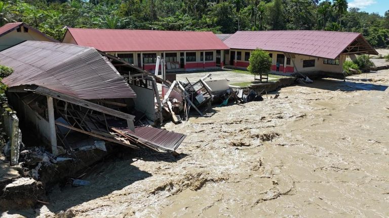 TERISOLASI! Warga Sikundo Bertahan Hidup, Bantuan Datang Lewat Udara!