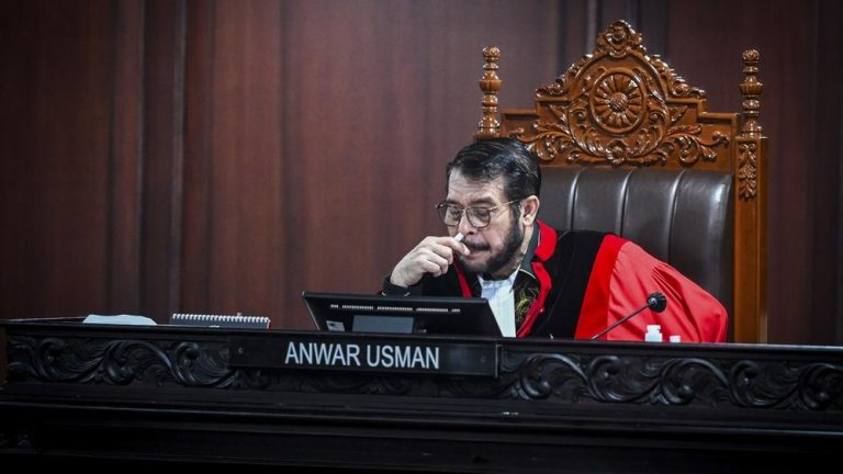 Skandal Absensi Hakim MK Terkuak: Anwar Usman Disemprit Keras!