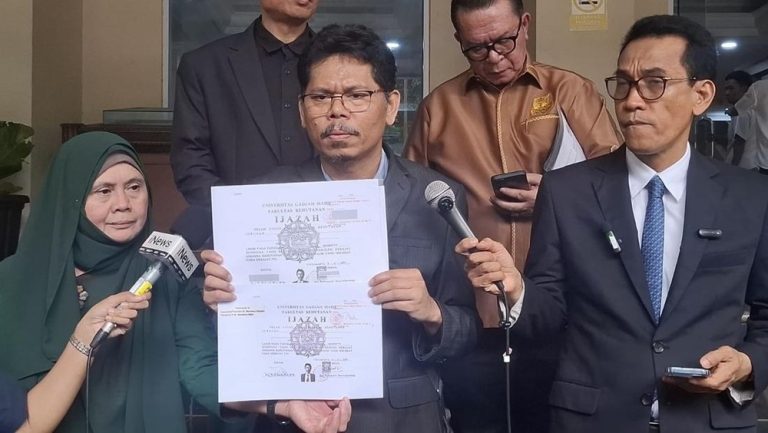 Bikin Geger! Ahli Roy Suryo Pamer Salinan Ijazah Jokowi di Polda